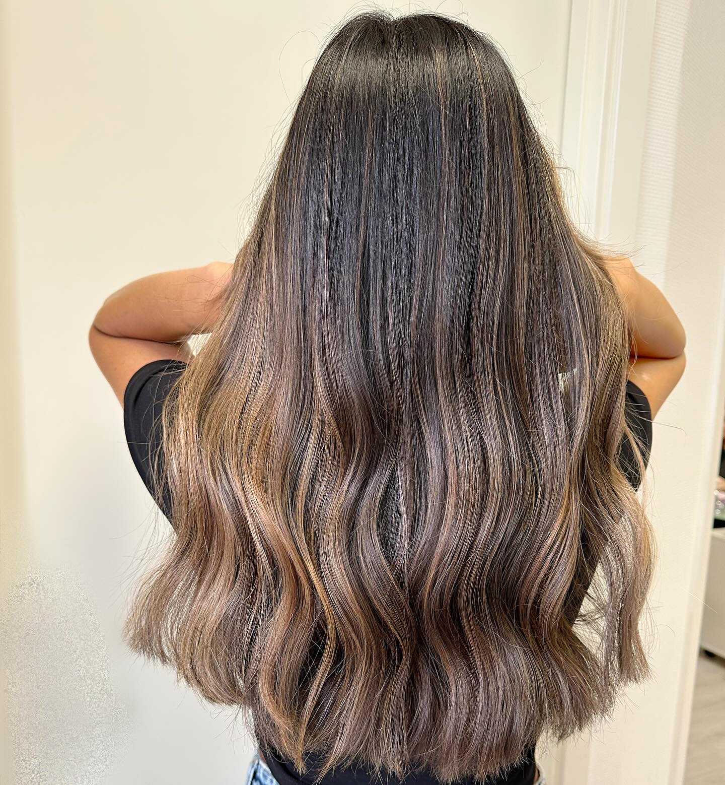 Brunett balayage med diskreta slingor och waves