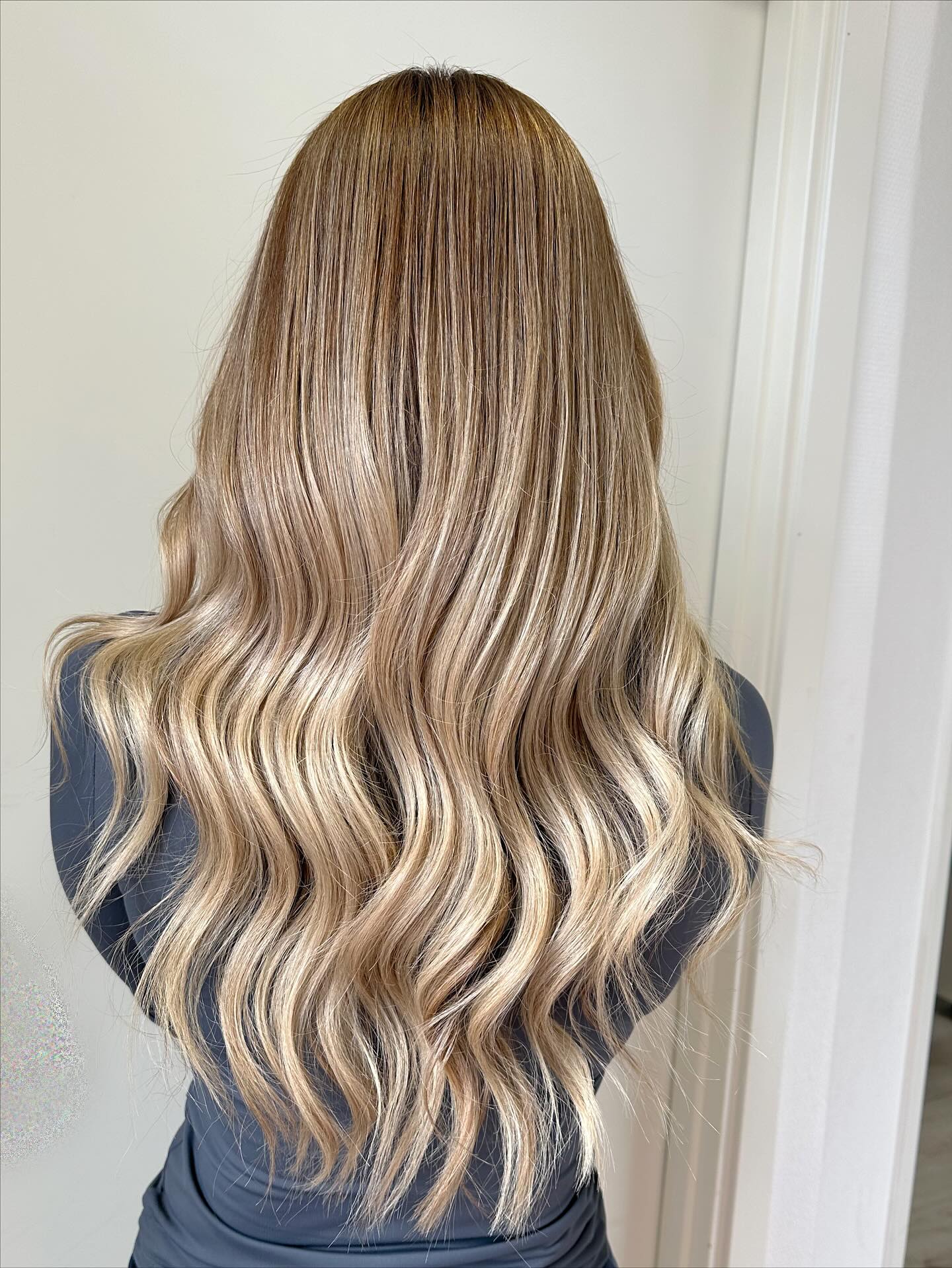 Honungsblond balayage med mjuka vågor